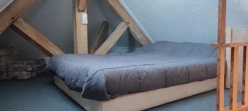 - un lit dans le grenier d'une chambre dans l'établissement Petite maison atypique, à Bouillac