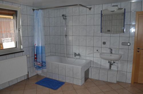 Ένα μπάνιο στο Ferienwohnung Am Neuberg