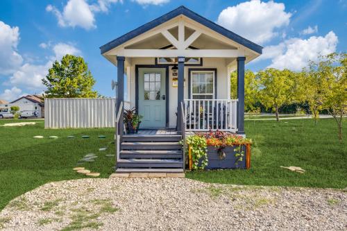 une petite maison avec une porte bleue dans une cour dans l'établissement Breezy Hollow NorthDFW Best Accommodations Holiday Retreat, à Princeton