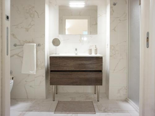 een badkamer met een wastafel en een spiegel bij UniHome Napoli in Napels