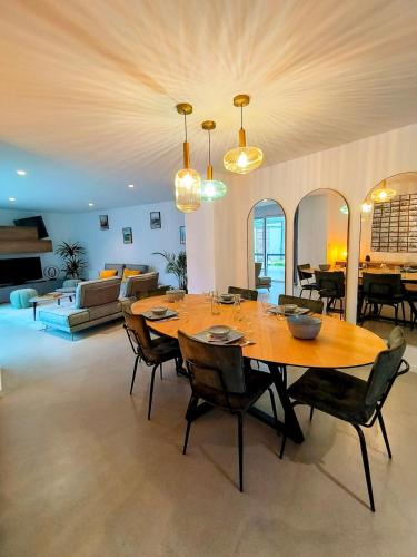 une salle à manger avec une grande table et des chaises en bois dans l'établissement Ker Mano, à Pléneuf-Val-André