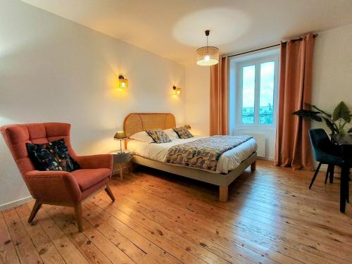 une chambre avec un lit, une chaise et une fenêtre dans l'établissement Ker Mano, à Pléneuf-Val-André