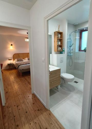 une salle de bain avec une douche, un lavabo et des toilettes dans l'établissement Ker Mano, à Pléneuf-Val-André