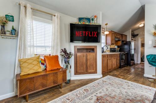 un salon avec un canapé et une cuisine dans l'établissement Breezy Hollow NorthDFW Best Accommodations Holiday Retreat, à Princeton