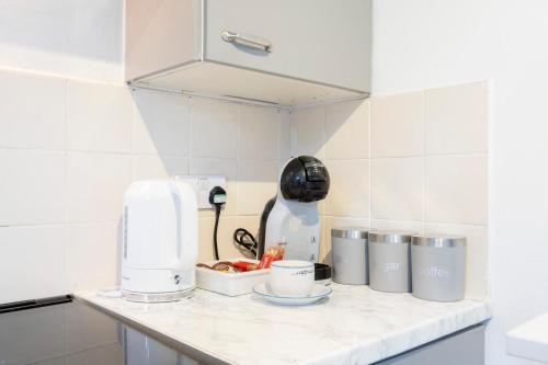 3BDR Contractor Stays,Private Parking, Pets, 6 Bedsにあるキッチンまたは簡易キッチン