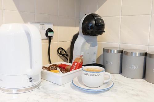 3BDR Contractor Stays,Private Parking, Pets, 6 Bedsにあるコーヒーまたはお茶