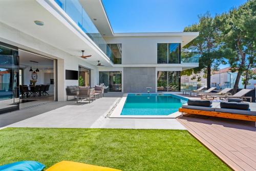 Stylish 5-bedroom villa Aride with pool, sea views