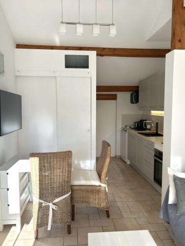 une cuisine avec une table et des chaises dans une pièce dans l'établissement Charming apartment in Cannes, à Cannes