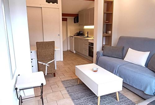 un salon avec un canapé et une table dans l'établissement Charming apartment in Cannes, à Cannes