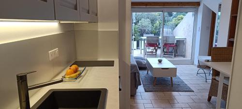 - une cuisine avec un comptoir avec des fruits dans l'établissement Charming apartment in Cannes, à Cannes