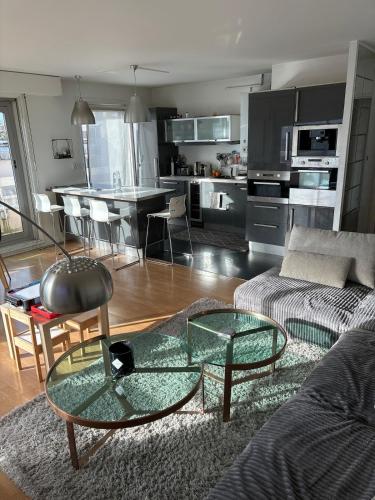 un salon avec un canapé et une table dans l'établissement Apparemment spacieux, lumineux avec vue sur Paris, à Charenton-le-Pont