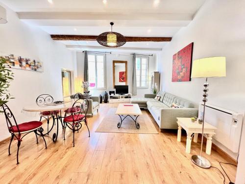 un salon avec un canapé et une table dans l'établissement ApartHotel Riviera - La Maison De Francois - Old Town, à Nice