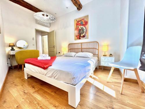 une chambre avec un lit blanc et une chaise bleue dans l'établissement ApartHotel Riviera - La Maison De Francois - Old Town, à Nice