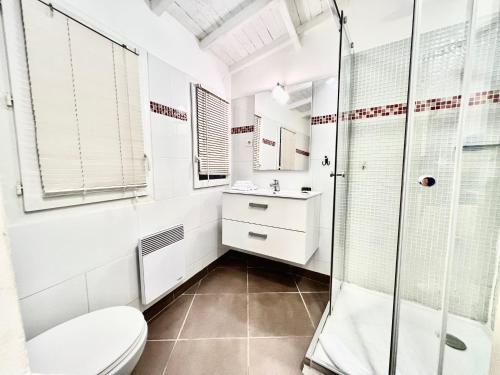 une salle de bain avec une douche, des toilettes et un lavabo dans l'établissement ApartHotel Riviera - La Maison De Francois - Old Town, à Nice