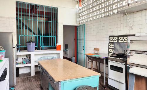 a kitchen with a stove and a table in it at Hotel Kasa Dokari in Honda