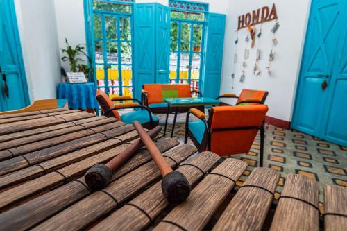 two baseball bats on top of a table with chairs at Hotel Kasa Dokari in Honda