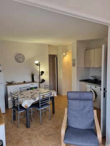 une cuisine et une salle à manger avec une table et des chaises dans l'établissement Le Ti'Bo- Appart T3 proche plage, à Narbonne-Plage