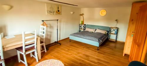 a small room with a bed and a desk at Fachwerkhaus Nähe Köln Bonn, Messe, Flughafen in Troisdorf