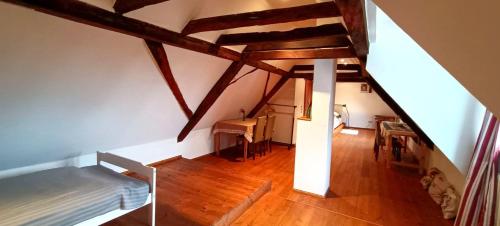 an attic room with a bed and a desk at Fachwerkhaus Nähe Köln Bonn, Messe, Flughafen in Troisdorf