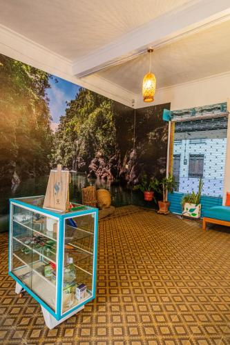 a room with a painting on the wall at Hotel Kasa Dokari in Honda