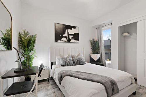 Katil atau katil-katil dalam bilik di NEW Stylish 2BR Suite With Sofa Bed, 7 Mins to Niagara Falls and Sleeps 6