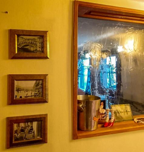 a wall with two pictures and a shelf with a bucket at Fachwerkhaus Nähe Köln Bonn, Messe, Flughafen in Troisdorf