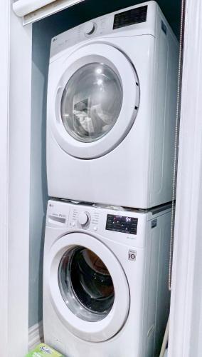 a washing machine and a washer in a laundry room at Spacious Rooms with Bath Near Wonderland & Vaughan Mills Mall in Vaughan