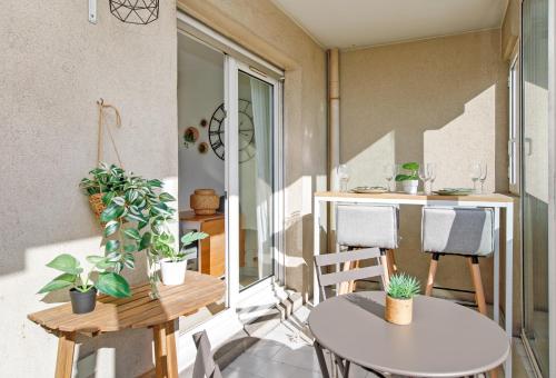 un petit balcon avec une table et des chaises dans l'établissement Immogroom - Warm T2 - AC - Wifi - Comfort, à Cannes