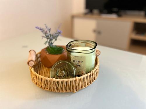 un panier avec une bougie et un pot en verre sur un comptoir dans l'établissement Nid Douillet Proche Centre ville, à Troyes