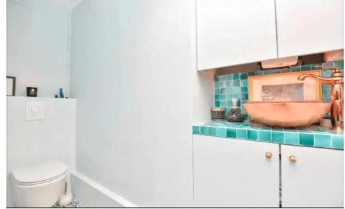 une salle de bain avec un lavabo et des toilettes dans l'établissement Place du Trocadero 25 mins away, à Boulogne-Billancourt