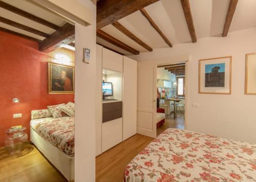 1 dormitorio con 1 cama y 1 mesa en Sitornino Apartment, en Florencia