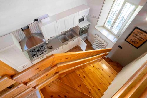 an overhead view of a kitchen with wooden floors at The clock house -Centro storico- in Clusone