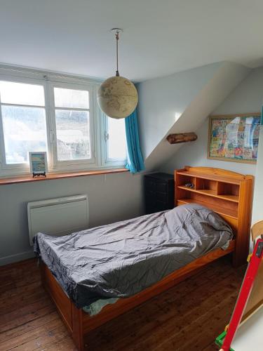 une chambre avec un lit et deux fenêtres dans l'établissement Cozy house, à Arques-la-Bataille
