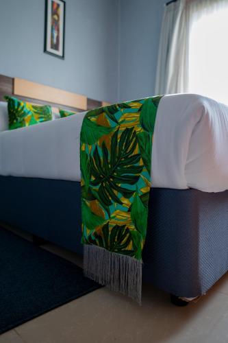Ein Bett oder Betten in einem Zimmer der Unterkunft Downtown Oasis Suites
