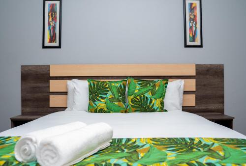 Ein Bett oder Betten in einem Zimmer der Unterkunft Downtown Oasis Suites