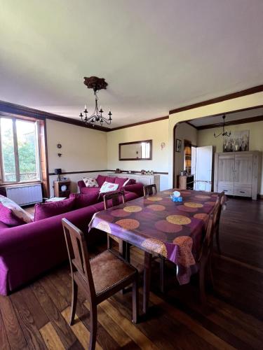 un salon avec une table et un canapé dans l'établissement Nice authentic house, à Ardes-sur-Couze