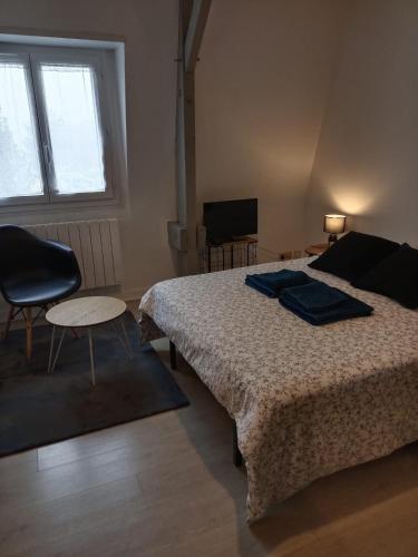 une chambre avec un lit, une chaise et une télévision dans l'établissement Studio 214 au cœur du Campus de Belle Beille, à Angers