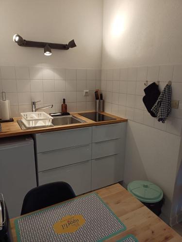 une petite cuisine avec un évier et une table dans l'établissement Studio 214 au cœur du Campus de Belle Beille, à Angers