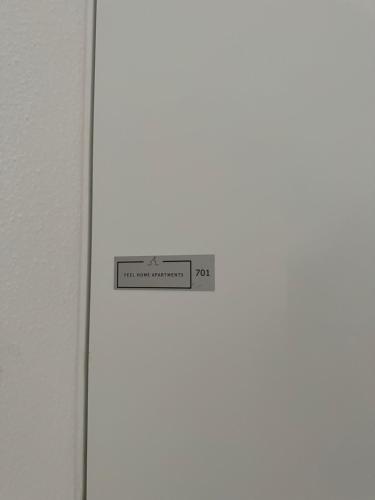 a sign on the side of a white door at Feel Home Apartments 701 - Seesicht - Terrasse - Parkplatz in Emmetten