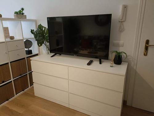 a flat screen tv on a dresser in a living room at Estudio Don Angel in Camas