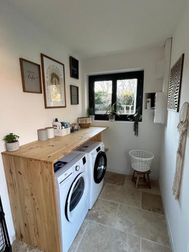 - une buanderie avec un lave-linge et un sèche-linge dans l'établissement Maison dans les bois, à Lacquy