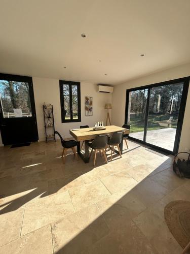 un grand salon avec une table et des chaises dans l'établissement Maison dans les bois, à Lacquy