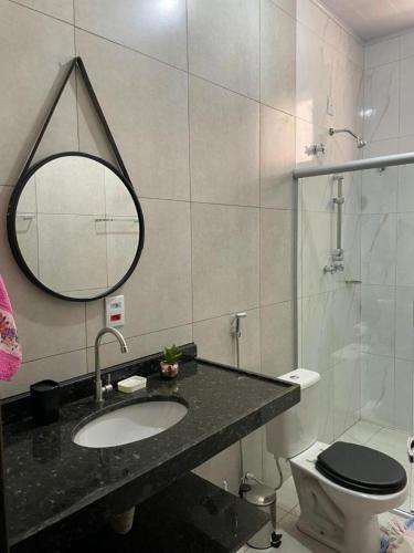 un bagno con lavandino, WC e specchio di Ike Palace 2 a Olímpia