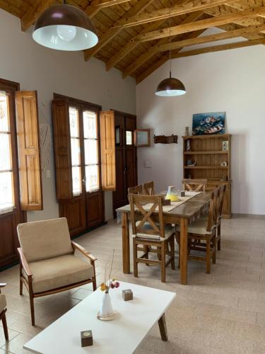 a living room with a table and chairs at Casa Serena Mar in Balneario El Condor