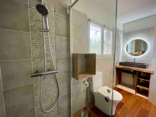 une salle de bain avec une douche avec des toilettes et un lavabo dans l'établissement La Teste De Buch - Maison 2 Chambres -, à La Teste-de-Buch