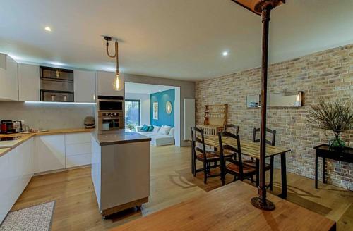 une cuisine et un salon avec une table et une salle à manger dans l'établissement La Teste De Buch - Maison 2 Chambres -, à La Teste-de-Buch