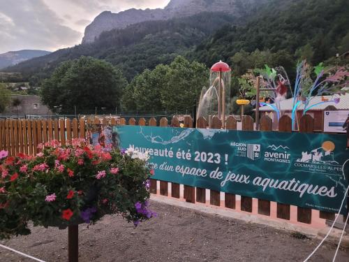 Pemandangan gunung umum atau pemandangan gunung yang diambil dari chalet