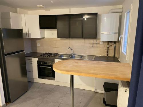 une cuisine avec un évier et un plan de travail dans l'établissement Recent home, à Aubière