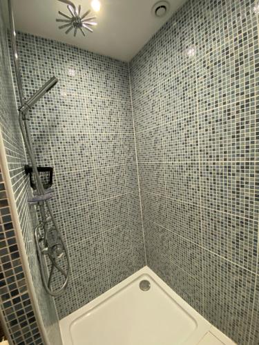 une salle de bain avec douche et toilettes dans l'établissement Maison avec vue mer sur les hauteurs d'Equihen-Plage, à Équihen-Plage