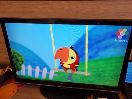 a computer monitor with a cartoonanimal on a swing at 幸福來了-近花蓮火車站 寵物友善 電梯民宿 in Hualien City